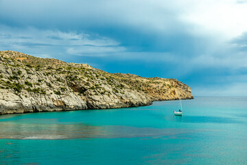Abendwanderung zum Puig de I'Águila vor den Toren der Bucht von Cala Sant Vicenç auf der Balearen...