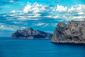 Abendwanderung zum Puig de I'Águila vor den Toren der Bucht von Cala Sant Vicenç auf der Balearen...