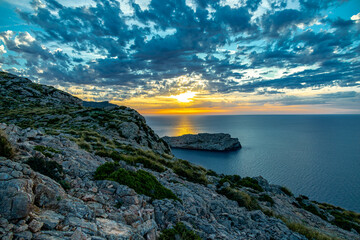 Abendwanderung zum Puig de I'Águila vor den Toren der Bucht von Cala Sant Vicenç auf der Balearen...