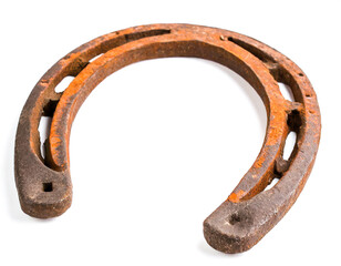 altes verrostetes Hufeisen isoliert auf weißen Hintergrund, Freisteller 