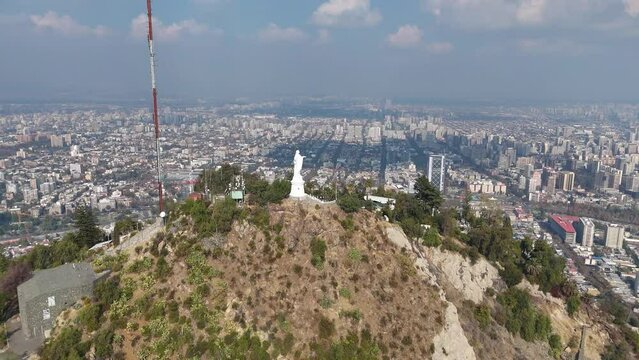 Cerro san cristobal, Santiago de Chile, vista a&eacute;rea de la cima y virgen