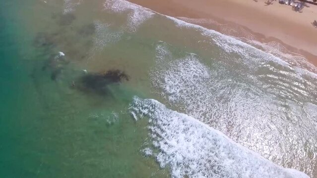 Sobrevoando mar e praia de Taipu de Fora durante o ver&atilde;o, com corais nas &aacute;guas cristalinas. V&iacute;deo a&eacute;reo em Full HD capturado por um drone a 30 metros de altitude