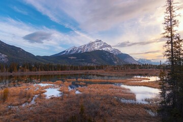 Obraz premium Sunrise Clouds Over A Banff Park