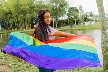 joven hispano latina celebrando el mes del libertad sexual y igualdad 