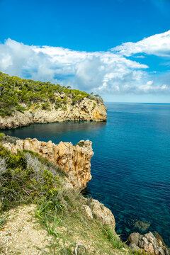 K&uuml;stenwanderung zur Bucht von Cala de Dei&agrave; auf der wundersch&ouml;nen Balearen Insel Mallorca - Spanien