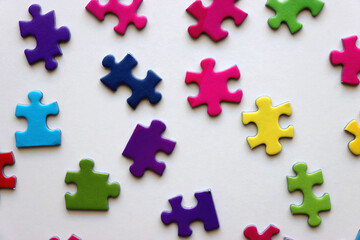 Obraz premium Colorful jigsaw puzzle pieces on white background. Flat lay.