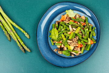 Spring salad with asparagus and mushroom.