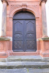 Seitentür an der protestantischen bergkirche in bad bergzabern