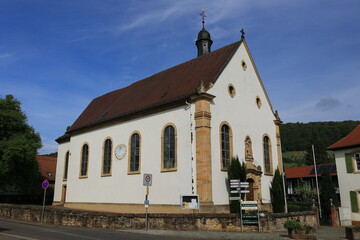 Fototapeta premium Katholische Kirche in Pleisweiler-Oberhofen in Rheinland-Pfalz