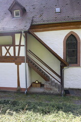 seitenaufgang an der kolmerbergkapelle bei dörrenbach