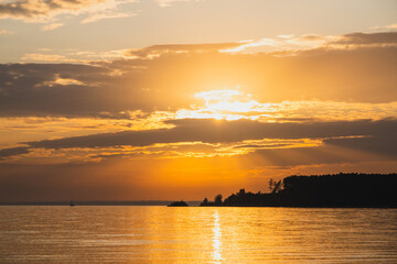 Naklejka premium Sea and coast view in the evening at sunset. Beautiful view