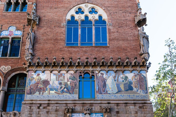 Detail mit Mosaiken an einer Fassade des Krankenhaus Hospital Santa Creu i Sant Pau in Barcelona,...