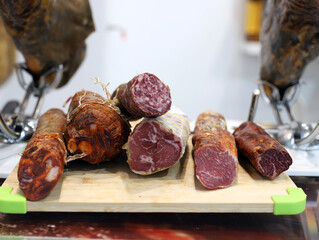 barras de embutido ibérico en una tabla de cocina de madera