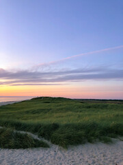 Dänische Düne vor buntem Sonnenuntergang 