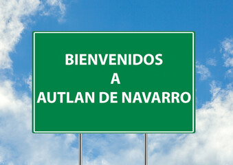Siguiente salida señal de tráfico verde bienvenido a autlan de navarro sobre fondo de cielo azul. Colección de señales de tráfico conceptuales