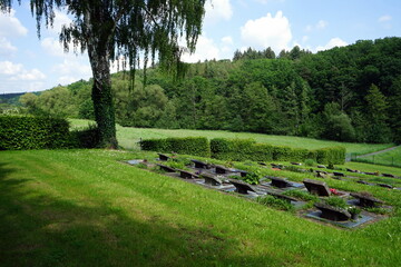 Friedhof bei blauem Himmel und Sonnenschein am Rand des Krofdorfer Forst im Frühling in Wettenberg...