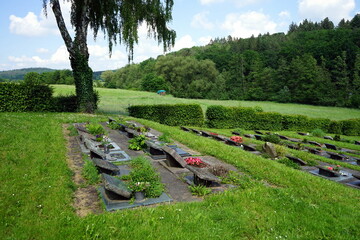 Friedhof bei blauem Himmel und Sonnenschein am Rand des Krofdorfer Forst im Frühling in Wettenberg...