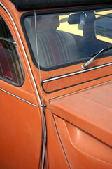 Motorhaube in Orange mit Rost und Patina eines französischen Kleinwagen der Siebziger Jahre und...