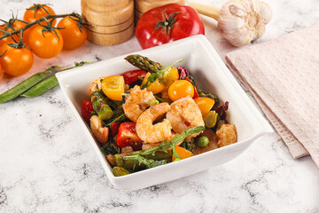 Gourmet salad with prawn and asparagus