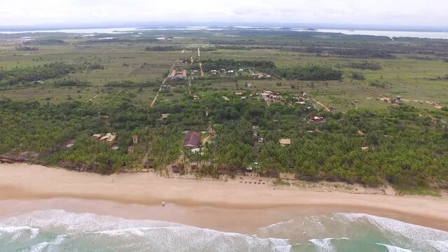 Breve panorama a&eacute;reo mostrando a praia de Taipu de Fora, na Bahia. Drone filmando em sobrev&ocirc;o em grande altura.