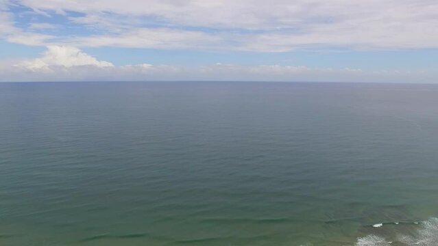 V&iacute;deo a&eacute;reo do horizonte da linha do mar descendo at&eacute; a praia do nordeste brasileiro. Cena de praia tropical na Bahia filmada por drone.