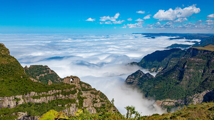 Urubici - paisagem  das montanhas e nuvens da  pedra furada Santa Catarina Brasil 