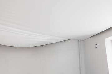 Installs a stretch ceiling