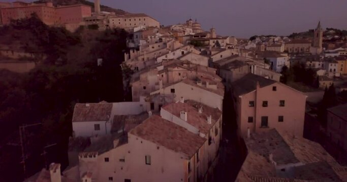 Ciudad de Cuenca, Espa&ntilde;a, Castilla-La Mancha, vista a&eacute;rea de dron de la ciudad de cuenca al atardecer.