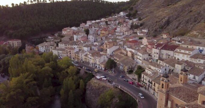 Ciudad de Cuenca, Espa&ntilde;a, Castilla-La Mancha, vista a&eacute;rea de dron de la ciudad de cuenca al atardecer.