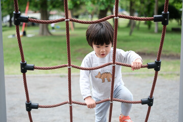 公園で遊ぶ男の子