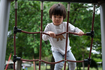 公園で遊ぶ男の子