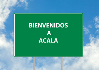 Siguiente salida Bienvenidos a alcala señal verde sobre fondo de cielo azul. Colección de señales de tráfico conceptuales