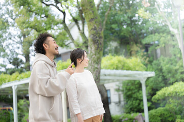 新緑の中未来や希望をみつめる男女のカップル