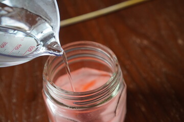 小学校の自由研究でホウ砂とモールを使ってキラキラ宝石を作る実験をしたよ。