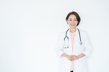 笑顔の白衣の女性医師（白背景・白バック・聴診器）