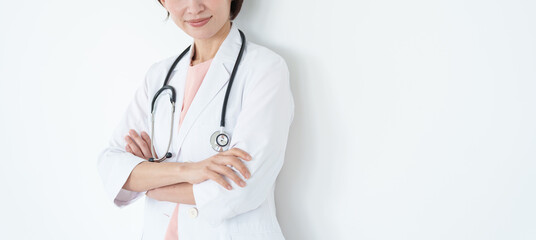 笑顔の白衣の女性医師（白背景・白バック・聴診器）