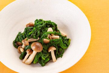 春菊とシメジの辛子和え