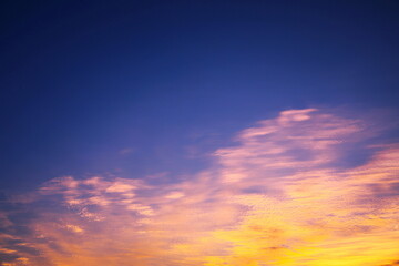 デザイン的な朝焼け雲