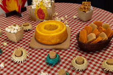 mesa com decoração de festa junina