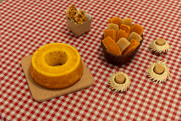 Bolo de Fubá, paçoca, doce de mamão, doce de batata, pé de moleque na toalha xadrez