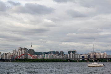 Obraz premium Landscape of Han River on a cloudy day