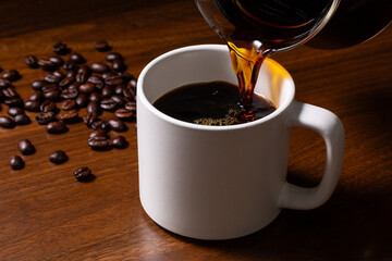 ブラックコーヒーをカップに注ぐ