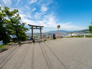 五月山ドライブウェイに建つ鳥居と街の風景