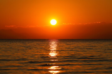 夕暮れの逗子海岸、伊豆半島に沈む夕陽