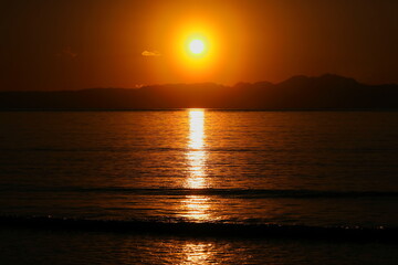 夕暮れの逗子海岸、伊豆半島に沈む夕陽