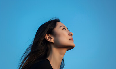 空を見上げるキャリアウーマン