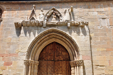 Vieja puerta de entrada aun convento