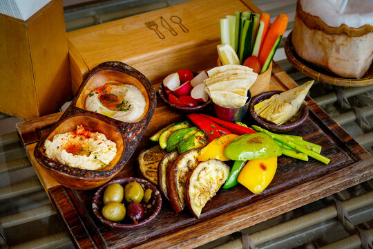 Mezze Plate. Whit Hummus,&nbsp;Olives, Crudites, Pita Bread, Baba Ghanoush. Various appetizing spanish mezze dishes.