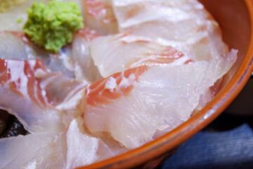 山盛りカンパチの海鮮丼。
Kaisen-don: a bowl of rice topped with a heaping pile of...
