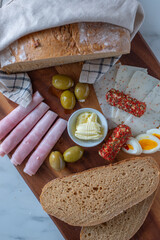 Sliced rye bread on cutting board